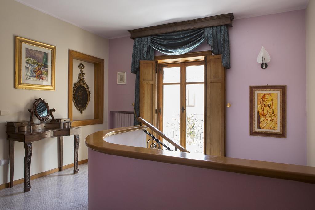 Vibo In Centro Bed & Breakfast วีโบ วาเลนเซีย ห้อง รูปภาพ